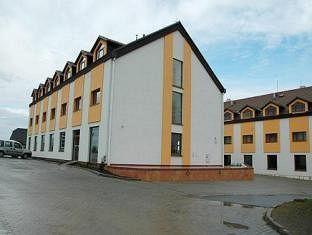 Hotel Chotol Горомержице Экстерьер фото