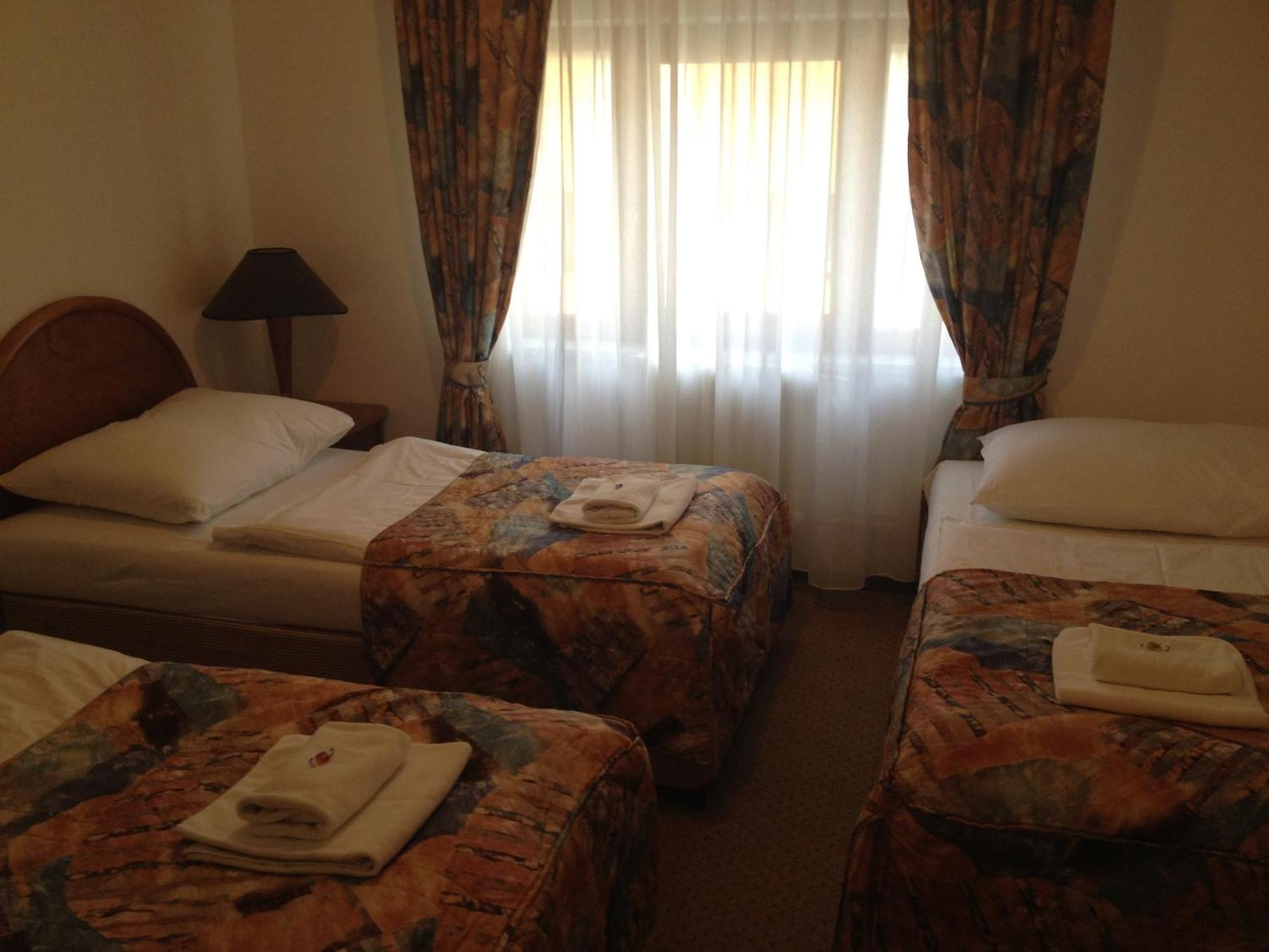 Hotel Chotol Горомержице Экстерьер фото