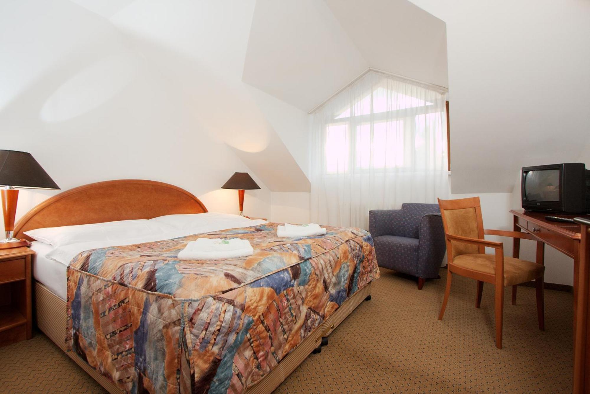 Hotel Chotol Горомержице Экстерьер фото