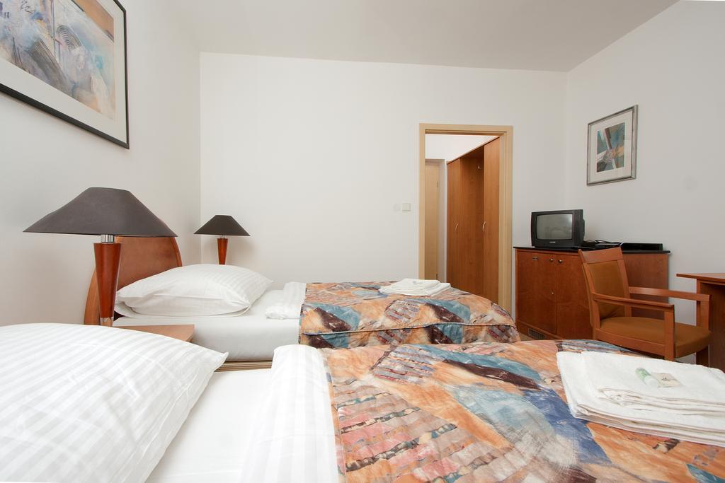 Hotel Chotol Горомержице Номер фото